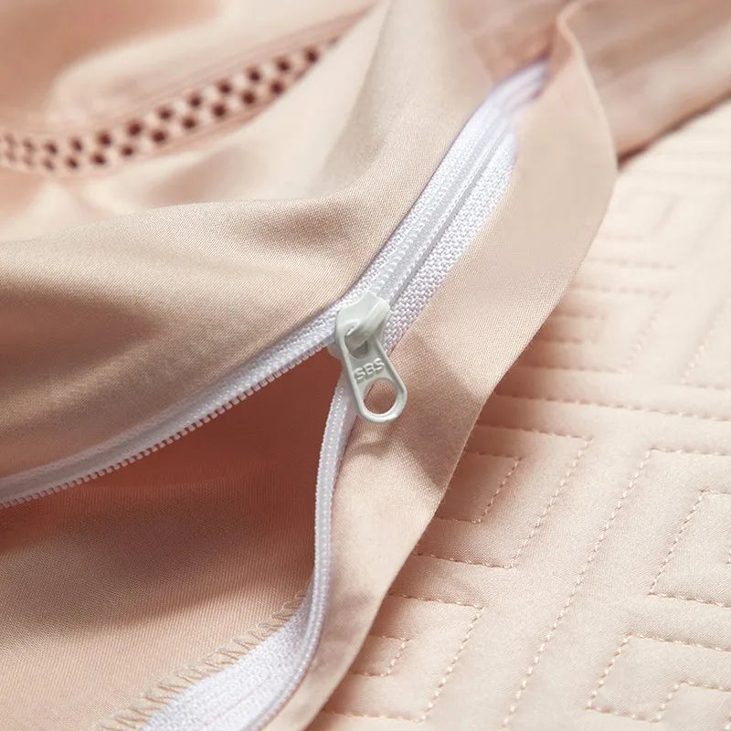 Hidden zipper closure on blush pink floral jacquard duvet cover, LUSTRA BLUSH – L&B